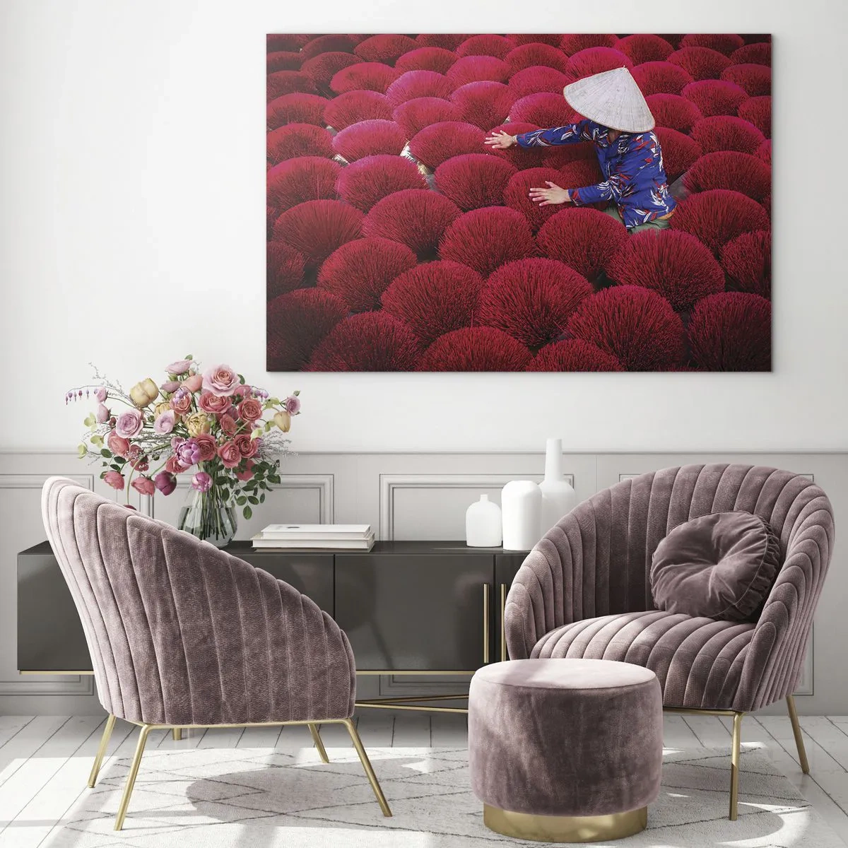 Impression sur verre - Image sur verre - Un ouvrier parmi des bâtons d'encens rouges sur un fond à motifs - 70x50cm - Dans un champ de riz - Décoration murale moderne pour le salon et la chambre ARTTOR