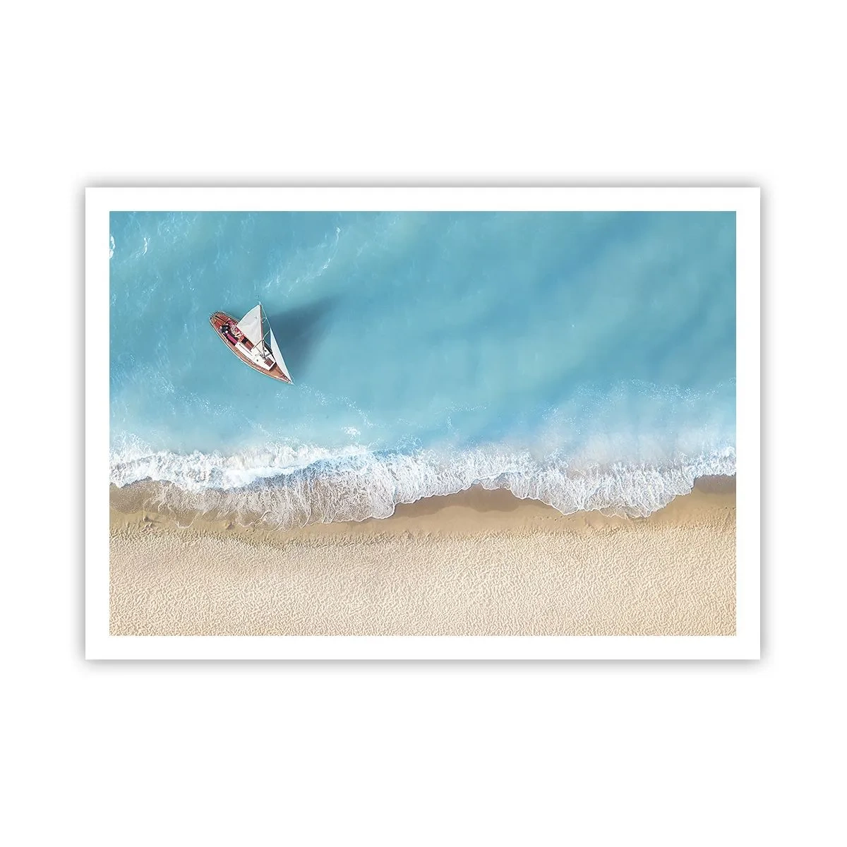 Affiche - Poster - Vue aérienne d'un bateau sur la plage - 100x70cm - A la frontière de l'azur et de l'or - Décoration murale moderne pour le salon et la chambre ARTTOR