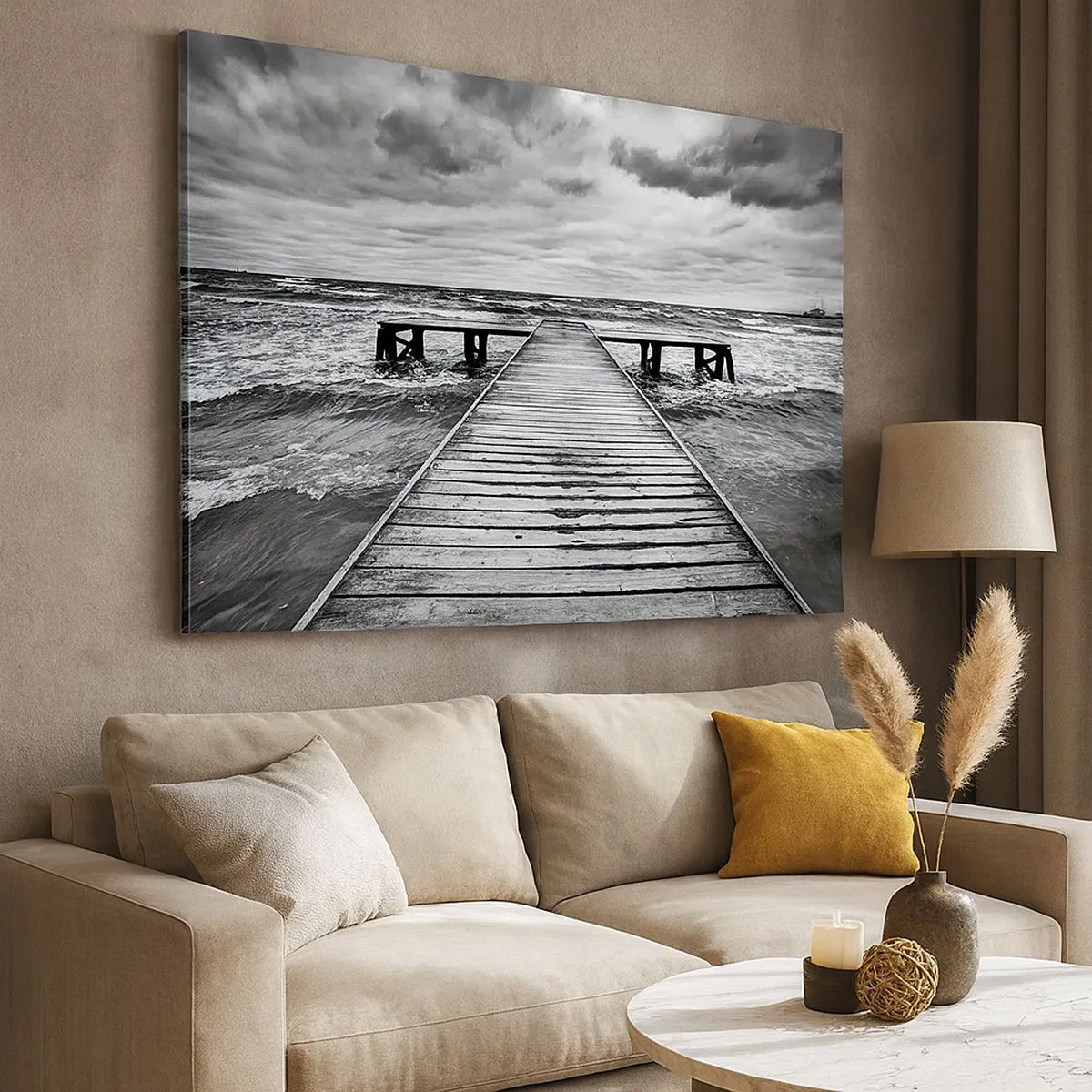 Impression sur toile - Image sur toile - Une vue en noir et blanc d'une jetée en bois sur une mer agitée. - 70x50cm - J'attends que le vent, ça le chassera... - Décoration murale moderne pour le salon et la chambre ARTTOR