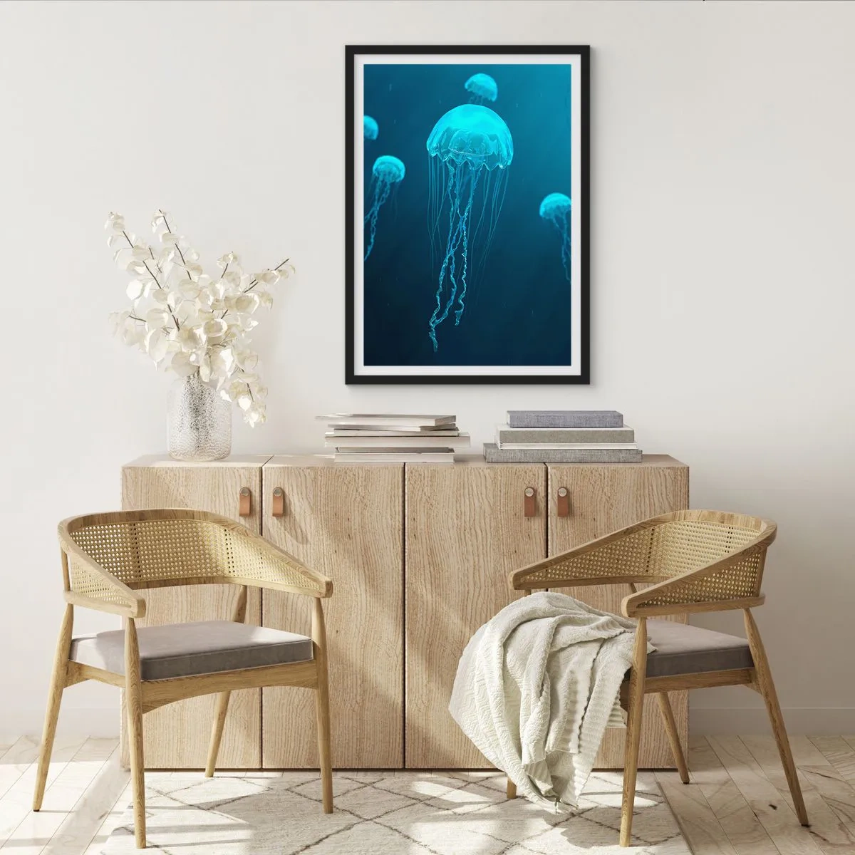 Affiche dans un cadre noir - Poster - Méduses flottant dans les eaux bleues de l'océan - 50x70cm - Danse océanique - Décoration murale moderne pour le salon et la chambre ARTTOR