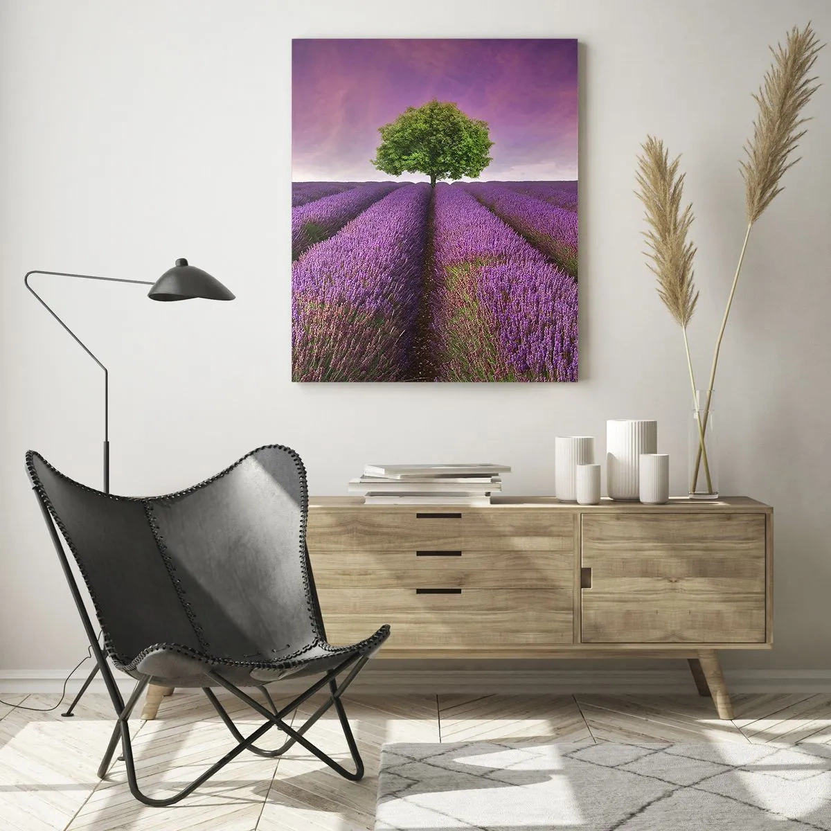 Impression sur verre - Image sur verre - Un champ de lavande avec un arbre solitaire et un ciel violet - 80x120cm - Dans un champs de lavande - Décoration murale moderne pour le salon et la chambre ARTTOR