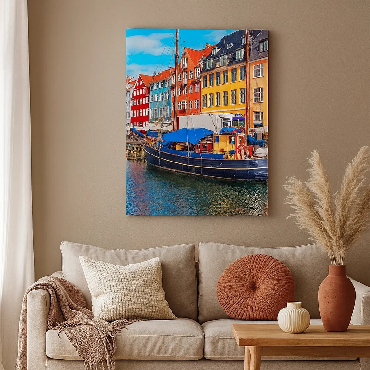 Impression sur toile - Image sur toile - Maisons colorées sur le canal avec des bateaux au soleil - 50x70cm - Quai joyeux - Décoration murale moderne pour le salon et la chambre ARTTOR