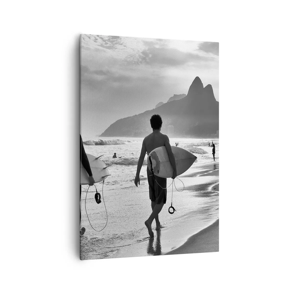 Impression sur toile - Image sur toile - Deux surfeurs marchant sur la plage avec leurs planches en noir et blanc. - 70x100cm - Samba sur une vague - Décoration murale moderne pour le salon et la chambre ARTTOR