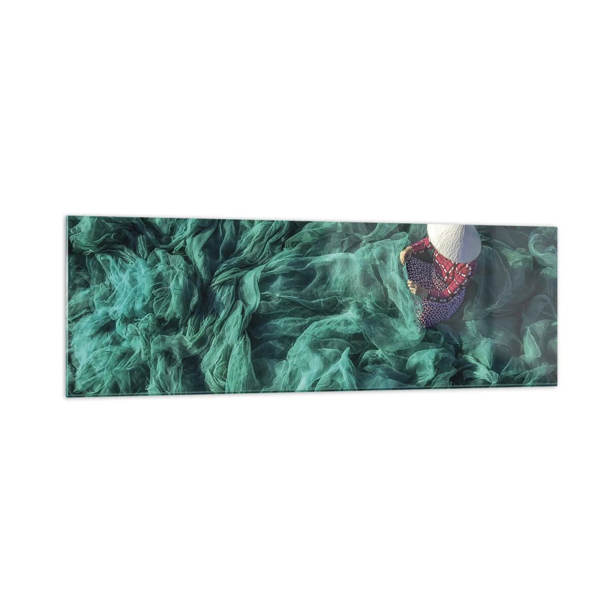 Impression sur verre - Image sur verre - Une personne avec un chapeau parmi des filets de pêche verts - 160x50cm - Dans une mer de filet - Décoration murale moderne pour le salon et la chambre ARTTOR