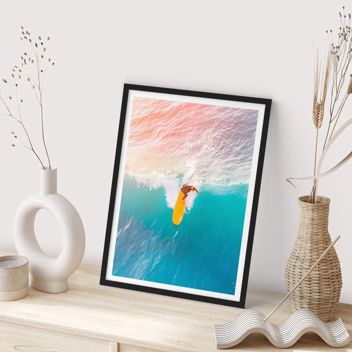 Affiche dans un cadre noir - Poster - Un surfeur chevauchant une vague dans les rayons du soleil couchant - 50x70cm - Le cavalier de l'océan - Décoration murale moderne pour le salon et la chambre ARTTOR