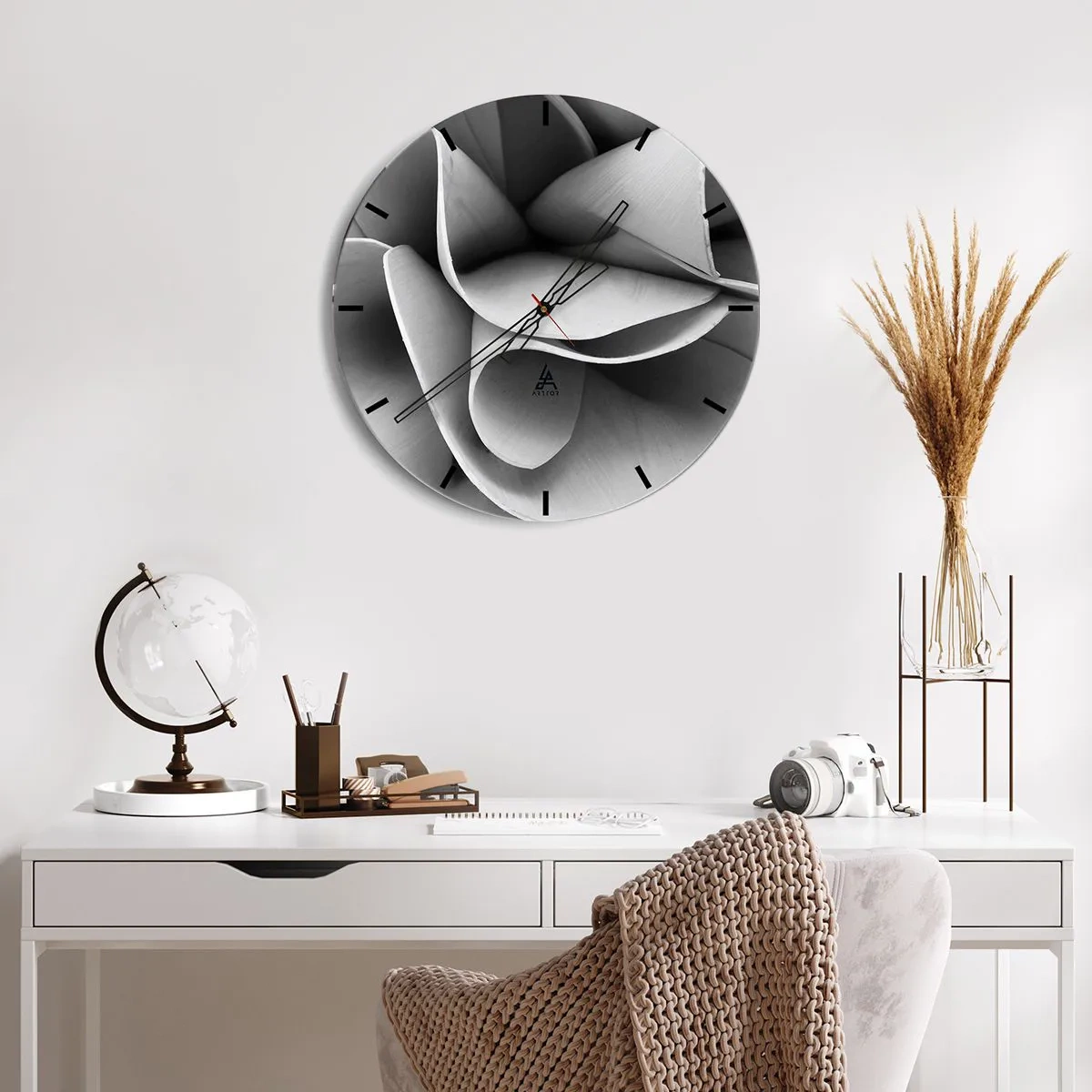 Horloge murale - Pendule murale - Gros plan d'une forme en noir et blanc ressemblant à une fleur abstraite. - 30x30cm - Il s'en passe dans l'espace - Décoration murale moderne pour le salon, la cuisine et la chambre ARTTOR