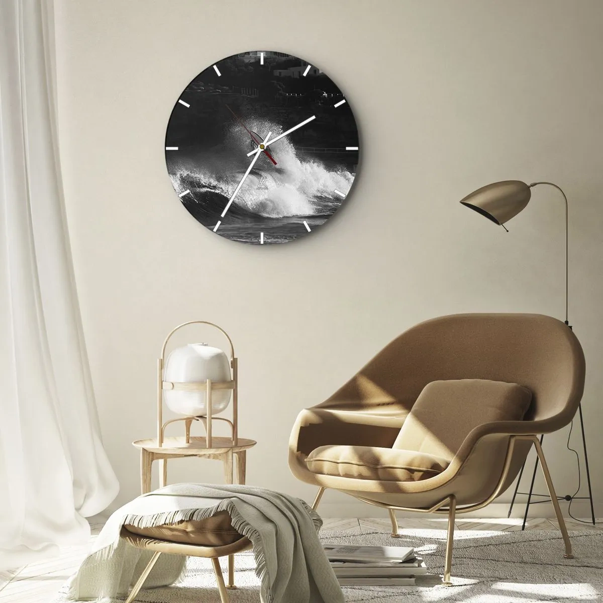 Horloge murale - Pendule murale - Un surfeur sur une vague dans une composition en noir et blanc - 30x30cm - Défi accepté! - Décoration murale moderne pour le salon, la cuisine et la chambre ARTTOR