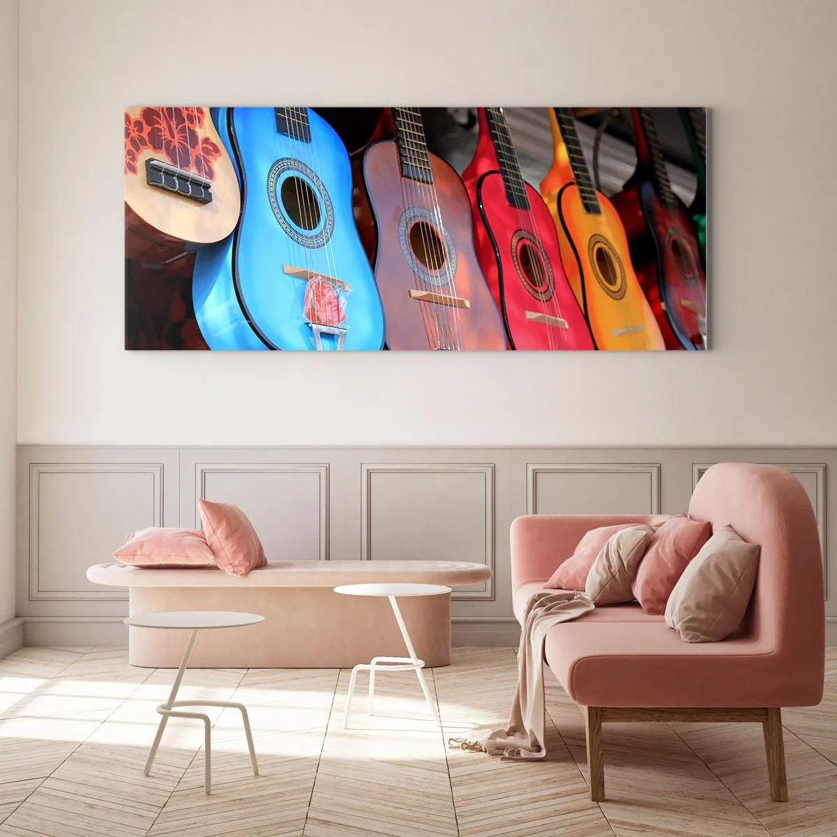 Impression sur verre - Image sur verre - Des guitares acoustiques colorées sont accrochées en rangée dans une exposition - 160x50cm - Ambiance latine - Décoration murale moderne pour le salon et la chambre ARTTOR