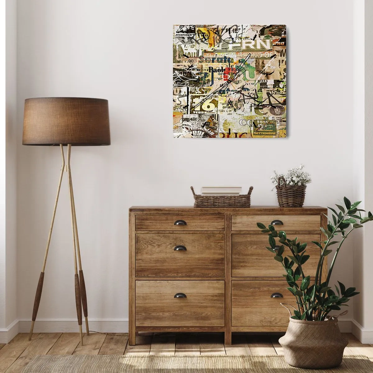 Horloge murale - Pendule murale - Un collage de fragments de journaux et d'affiches dans un style artistique. - 30x30cm - Oh, il se passe quelque chose... - Décoration murale moderne pour le salon et la chambre ARTTOR