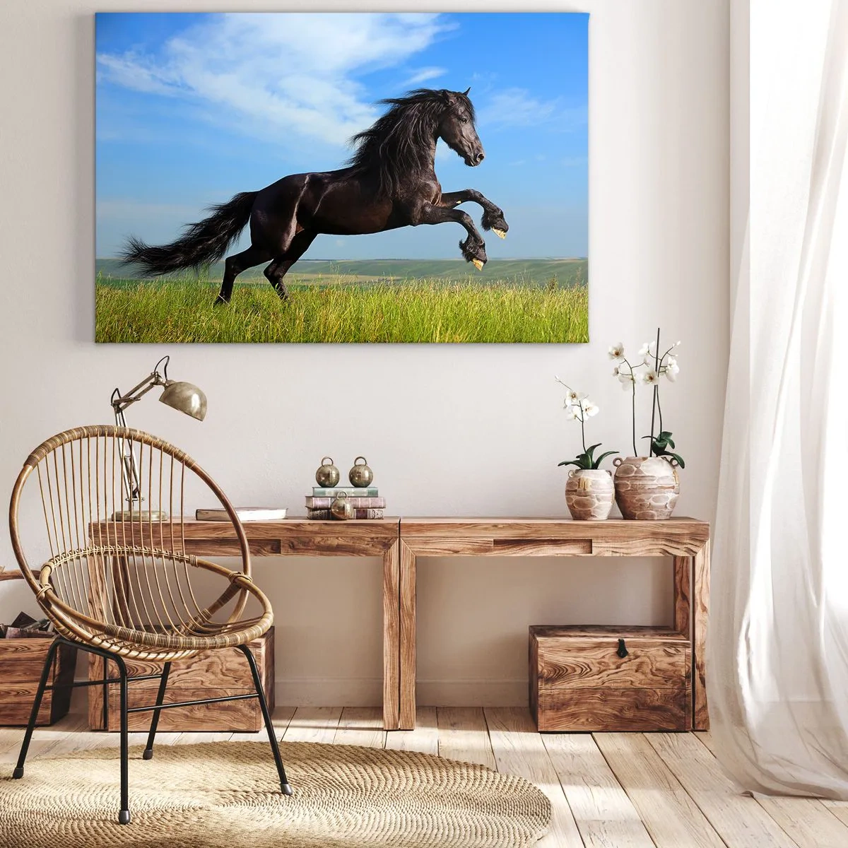 Impression sur toile - Image sur toile - Un cheval noir courant contre un ciel bleu et une prairie verte - 120x80cm - Un manifeste de liberté passionnant - Décoration murale moderne pour le salon et la chambre ARTTOR