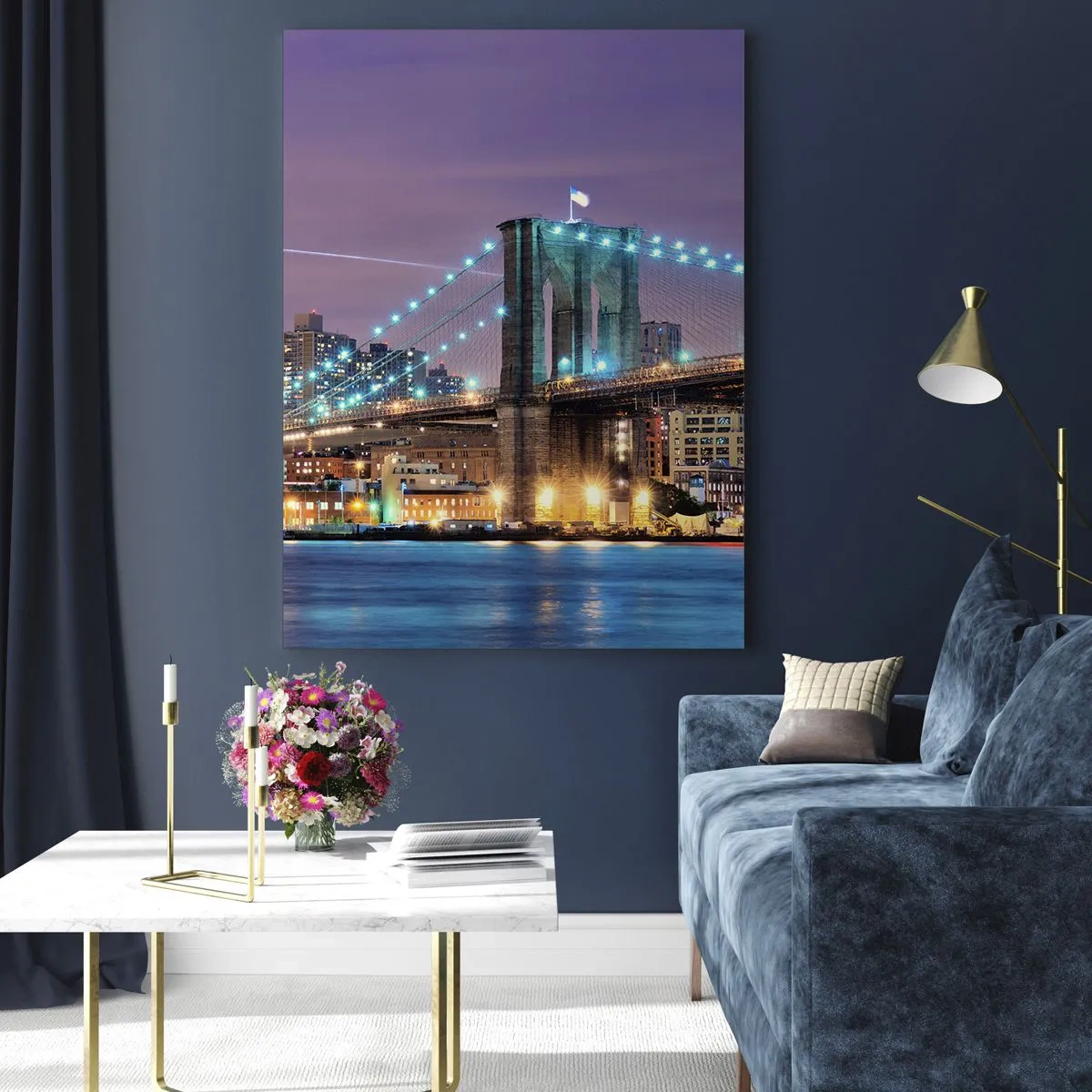 Impression sur verre - Image sur verre - Le pont de Brooklyn la nuit avec la ville illuminée en arrière-plan - 80x120cm - Depuis de nombreuses années le pont de Brooklyn - Décoration murale moderne pour le salon et la chambre ARTTOR