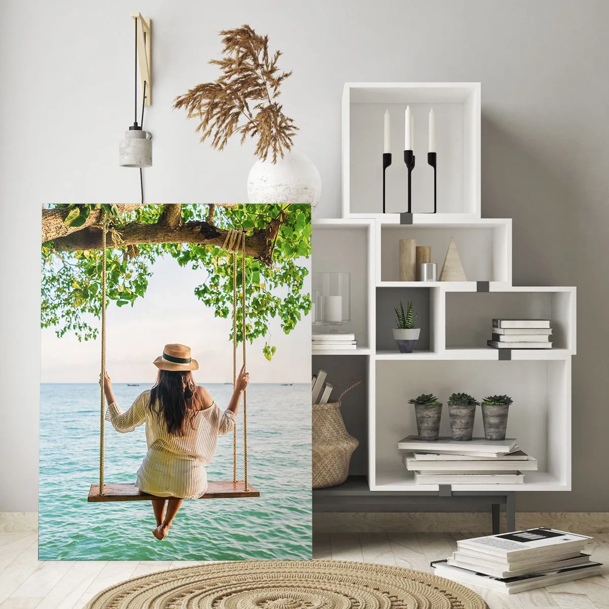 Impression sur verre - Image sur verre - Femme sur une balançoire au bord de la mer dans un paysage tropical - 70x100cm - La vie est belle - Décoration murale moderne pour le salon et la chambre ARTTOR