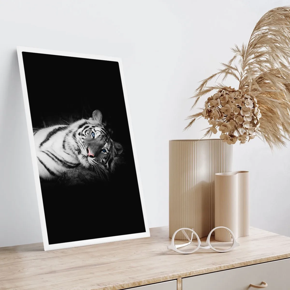 Affiche - Poster - Un tigre blanc dans une prise de vue contrastée sur un fond noir - 50x70cm - Sauvagerie et paix - Décoration murale moderne pour le salon et la chambre ARTTOR