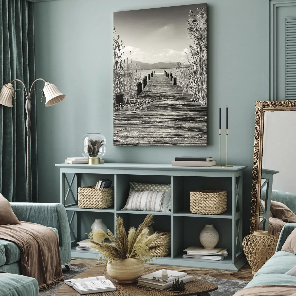 Impression sur toile - Image sur toile - Une jetée en bois parmi les hautes herbes au-dessus d'un lac aux tons sépia - 80x120cm - Dans le calme de l'herbe - Décoration murale moderne pour le salon et la chambre ARTTOR