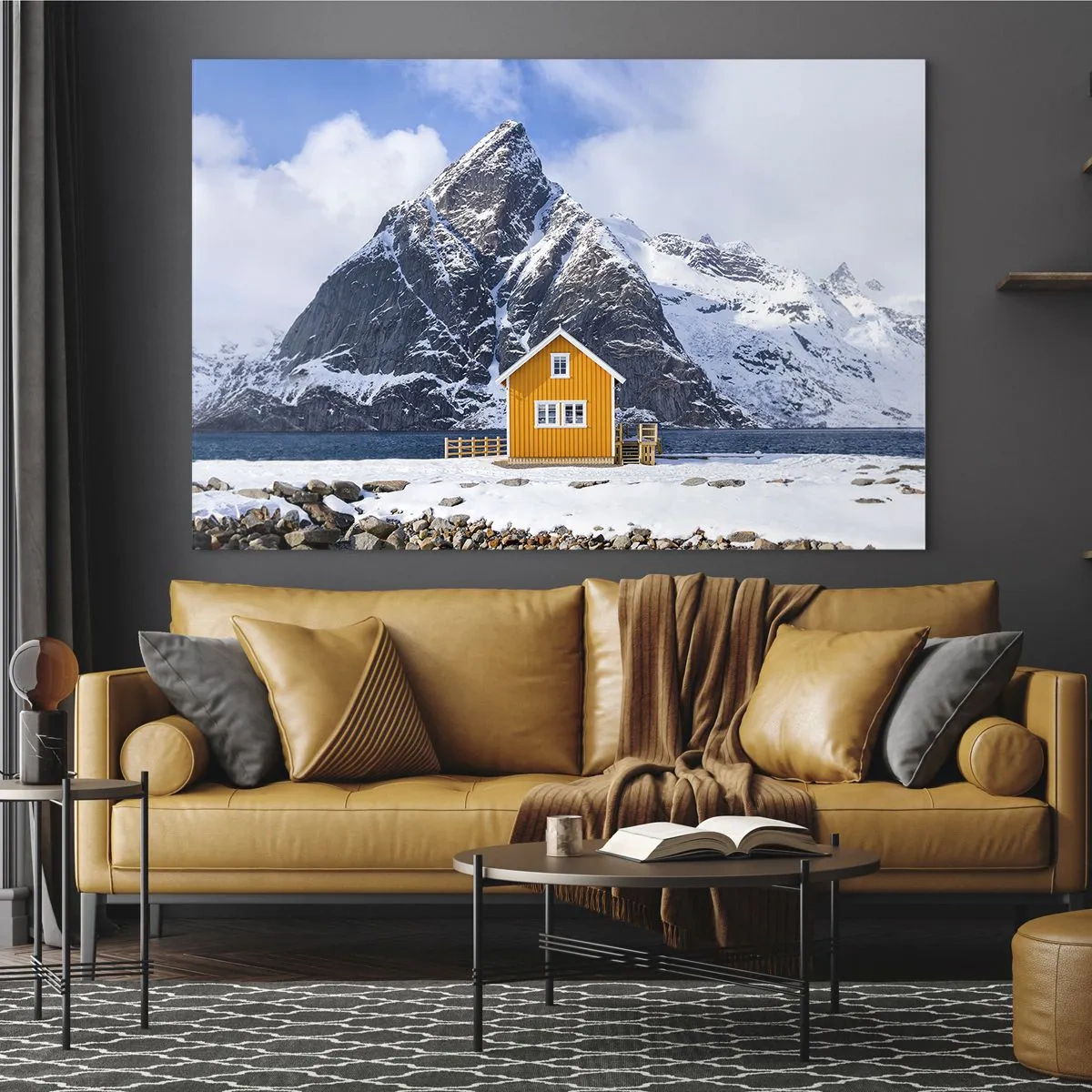 Impression sur verre - Image sur verre - Un chalet jaune sur un fjord avec des montagnes enneigées en arrière-plan - 70x50cm - Vacances scandinaves - Décoration murale moderne pour le salon et la chambre ARTTOR