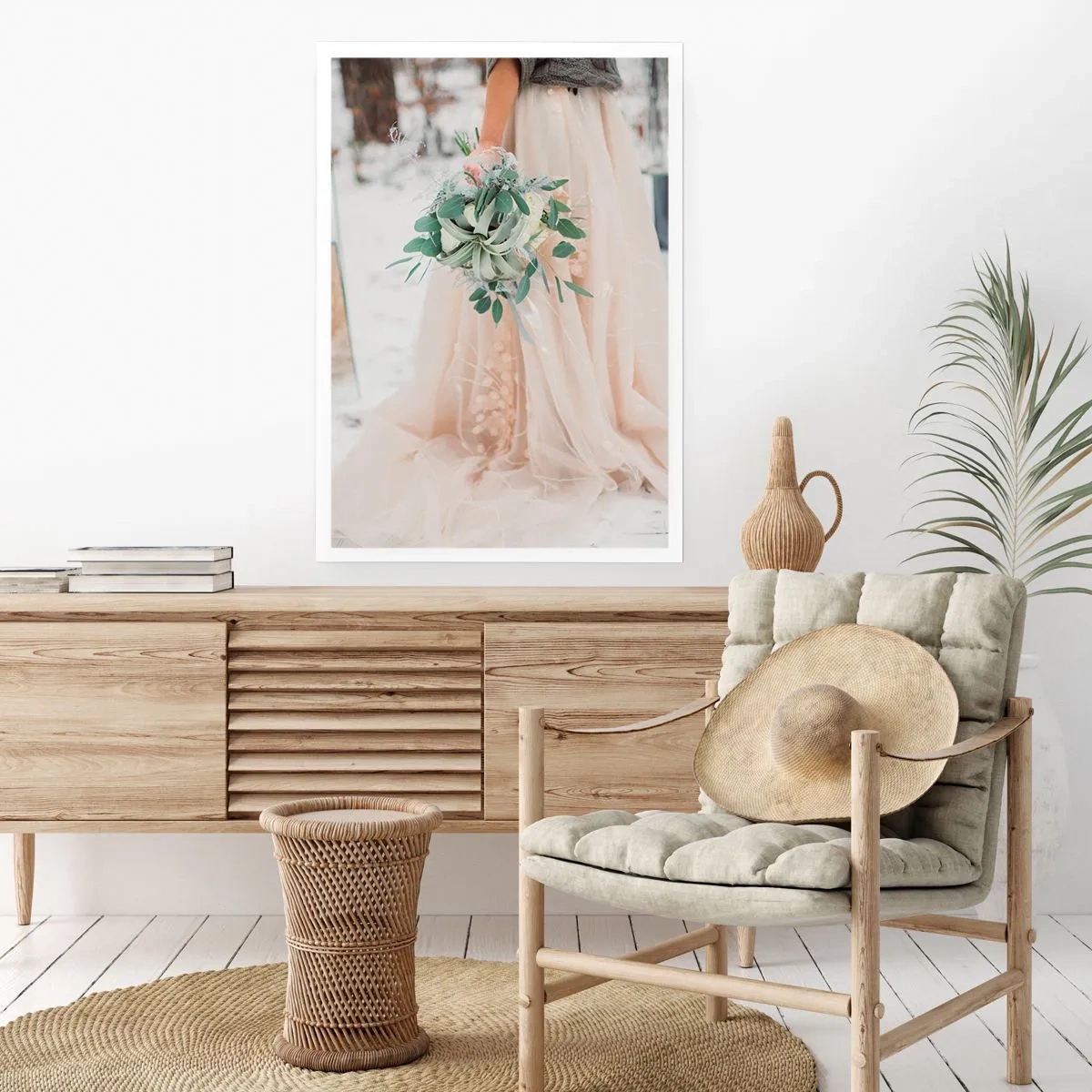 Affiche - Poster - Une mariée en robe beige tenant un bouquet dans la neige - 50x70cm - Et il vécurent longtemps et heureux - Décoration murale moderne pour le salon et la chambre ARTTOR