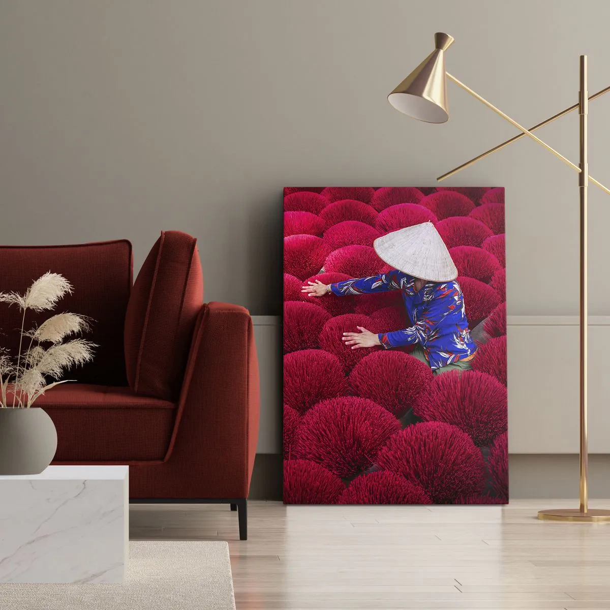 Impression sur toile - Image sur toile - Une femme portant un chapeau traditionnel parmi des bâtons d'encens rouges - 50x70cm - Dans un champ de riz - Décoration murale moderne pour le salon et la chambre ARTTOR
