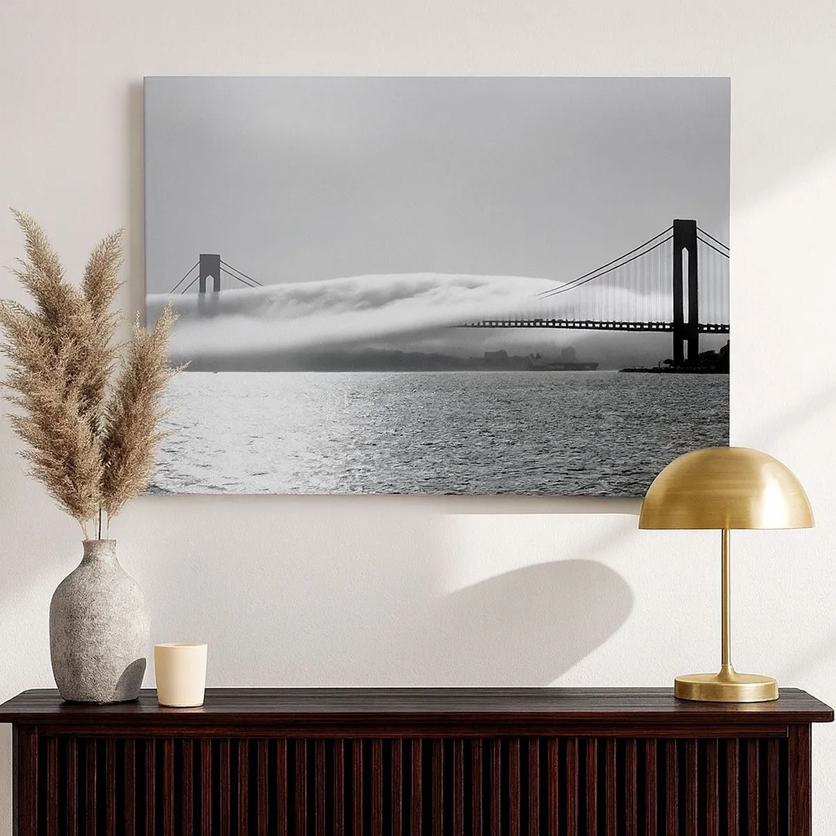 Impression sur toile - Image sur toile - Un pont sur l'eau enveloppé de brouillard dans une photo en noir et blanc - 70x50cm - Naviguez à travers les Portes des Étoiles - Décoration murale moderne pour le salon et la chambre ARTTOR