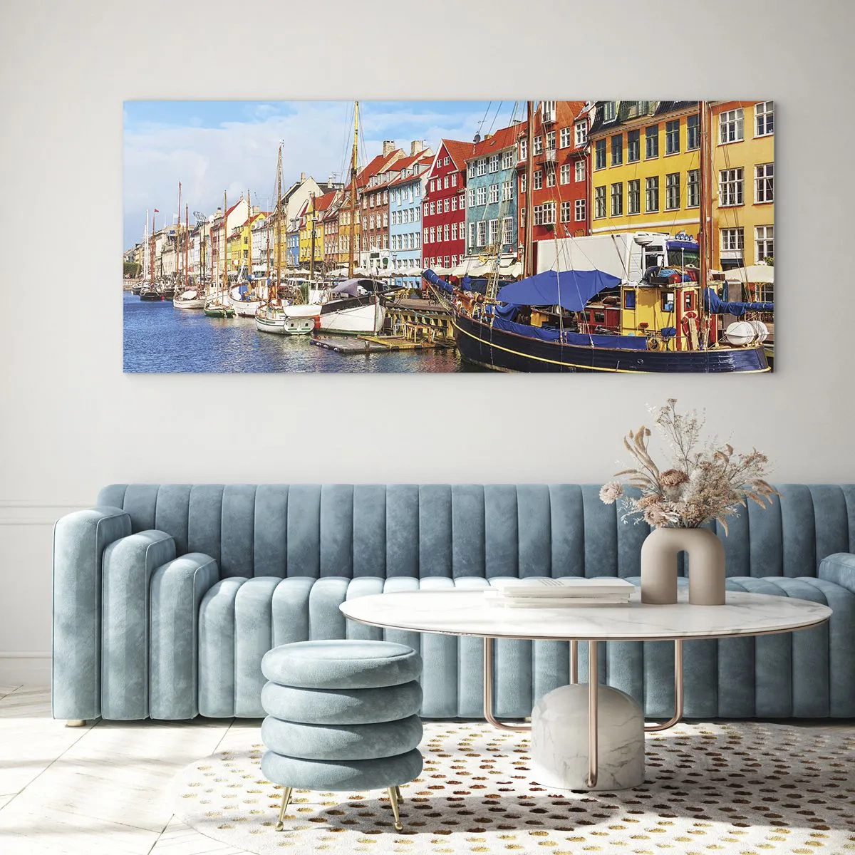 Impression sur verre - Image sur verre - Maisons colorées sur le canal avec des bateaux au soleil - 120x50cm - Quai joyeux - Décoration murale moderne pour le salon et la chambre ARTTOR