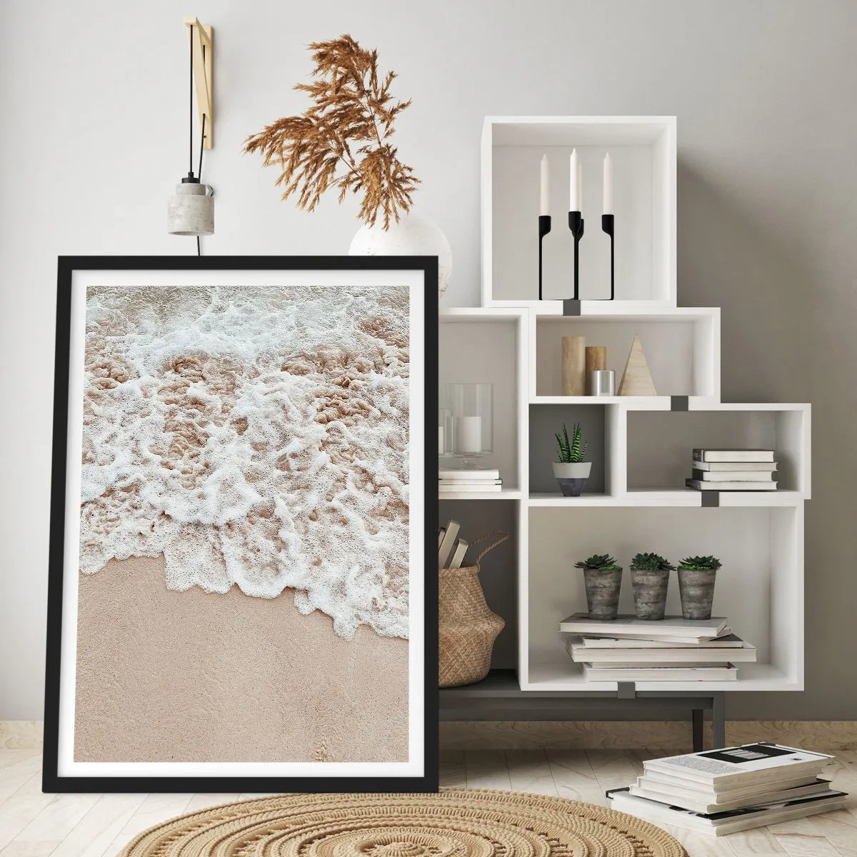 Affiche dans un cadre noir - Poster - De douces vagues s'écrasent sur le sable de la plage - 50x70cm - Je reviens tout de suite - Décoration murale moderne pour le salon et la chambre ARTTOR