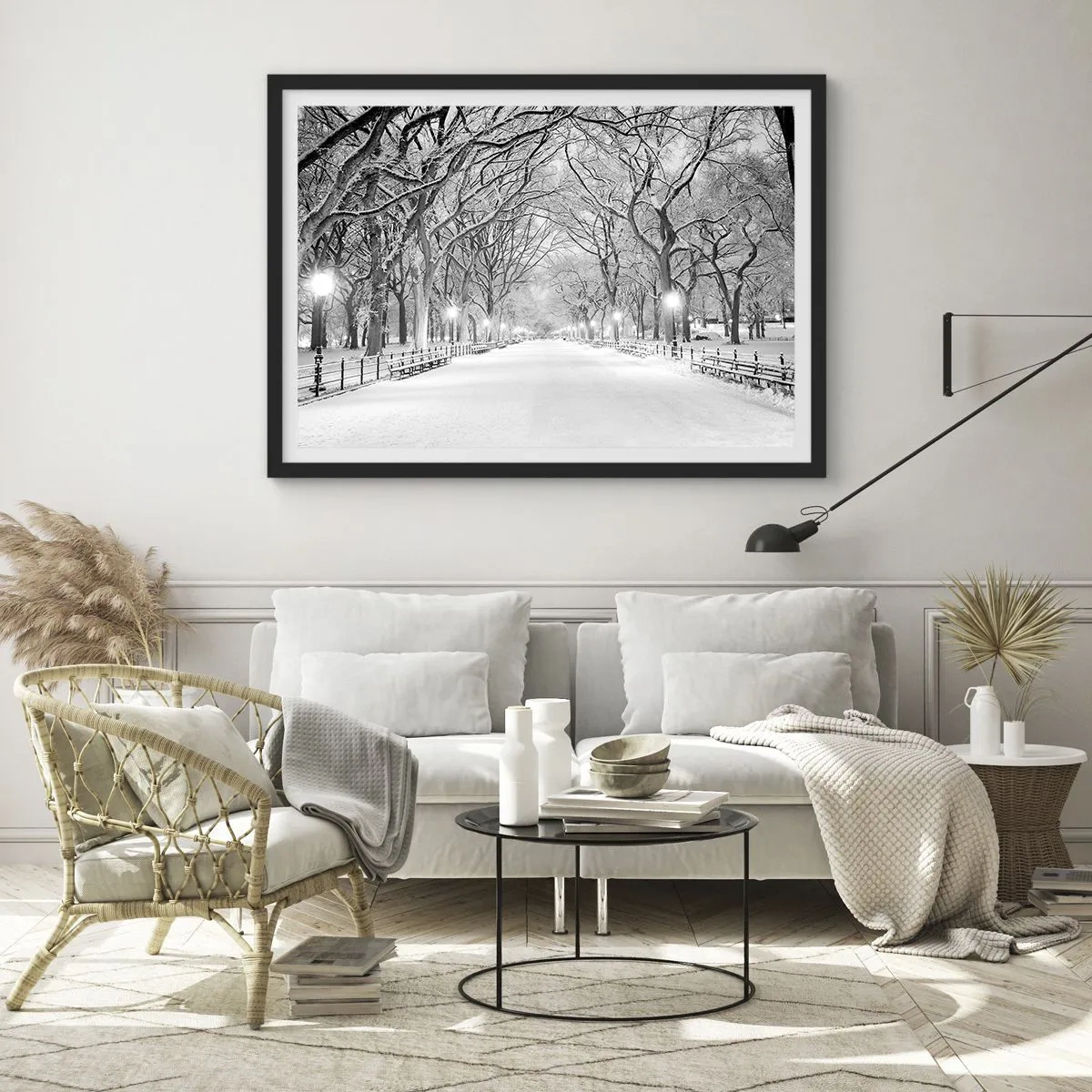 Affiche dans un cadre noir - Poster - Une allée d'hiver avec des arbres enneigés en monochrome - 70x50cm - Les quatres saisons – l’hiver - Décoration murale moderne pour le salon et la chambre ARTTOR