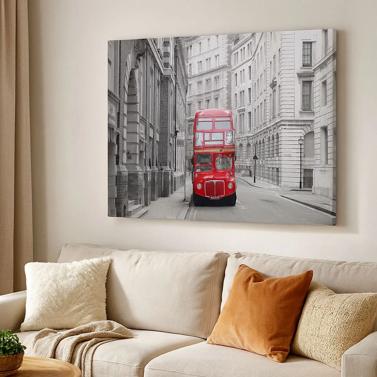Impression sur toile - Image sur toile - Un bus rouge sur fond de bâtiments urbains noirs et blancs. - 70x50cm - La vie de tous les jours ne doit pas être grise - Décoration murale moderne pour le salon et la chambre ARTTOR