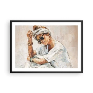 Affiche dans un cadre noir - Poster - Portrait d'une femme portant des lunettes de soleil contre un mur clair - 70x50cm - Portrait en plein soleil - Décoration murale moderne pour le salon et la chambre ARTTOR