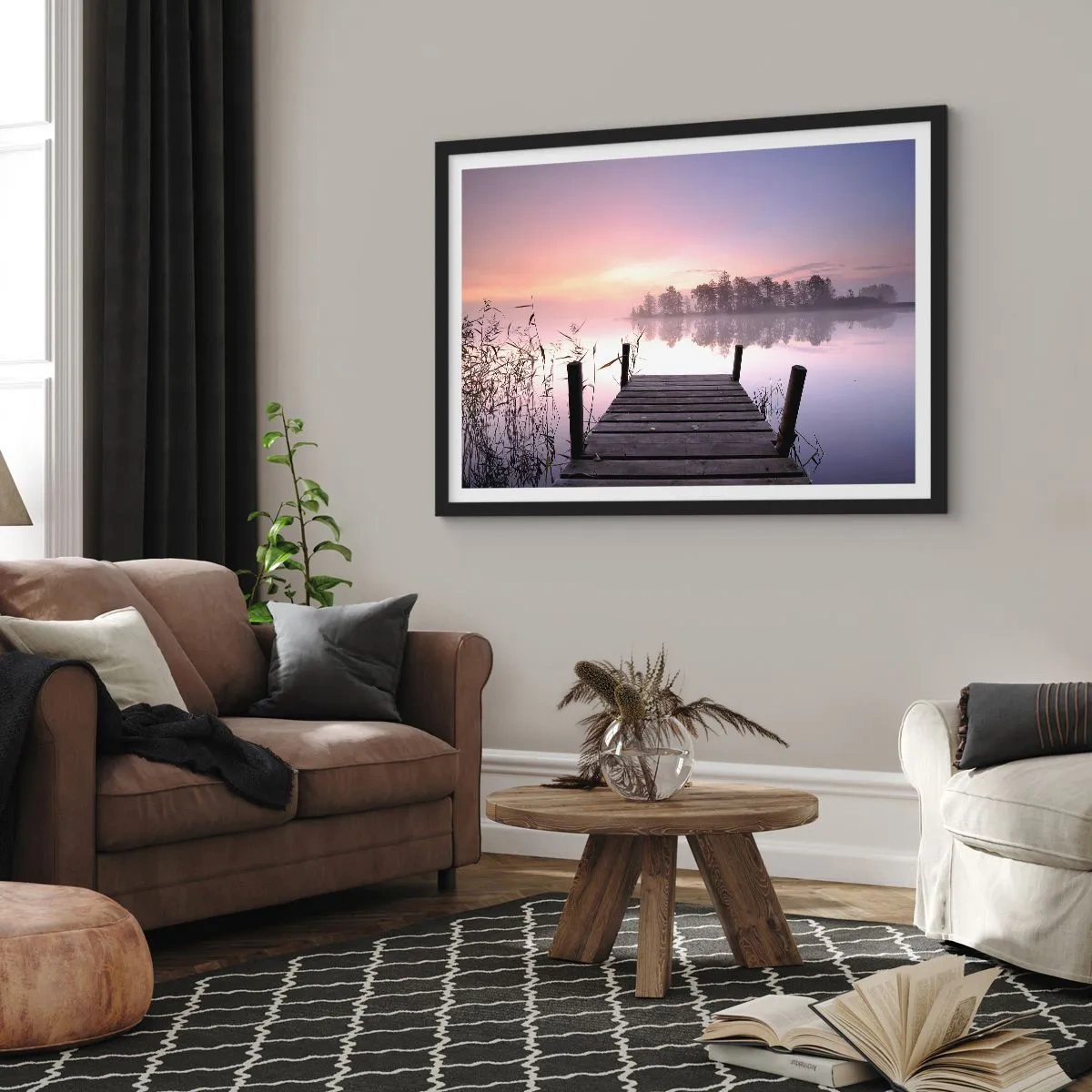 Affiche dans un cadre noir - Poster - Une jetée au bord du lac à l'aube avec du brouillard et un ciel pastel - 70x50cm - De la brume lilas… - Décoration murale moderne pour le salon et la chambre ARTTOR