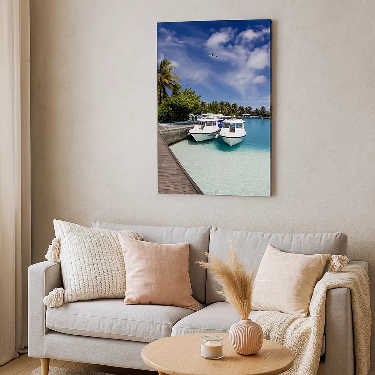 Impression sur toile - Image sur toile - Une jetée sur une mer turquoise avec des bateaux et des palmiers - 50x70cm - Et cependant, le paradis existe bien - Décoration murale moderne pour le salon et la chambre ARTTOR