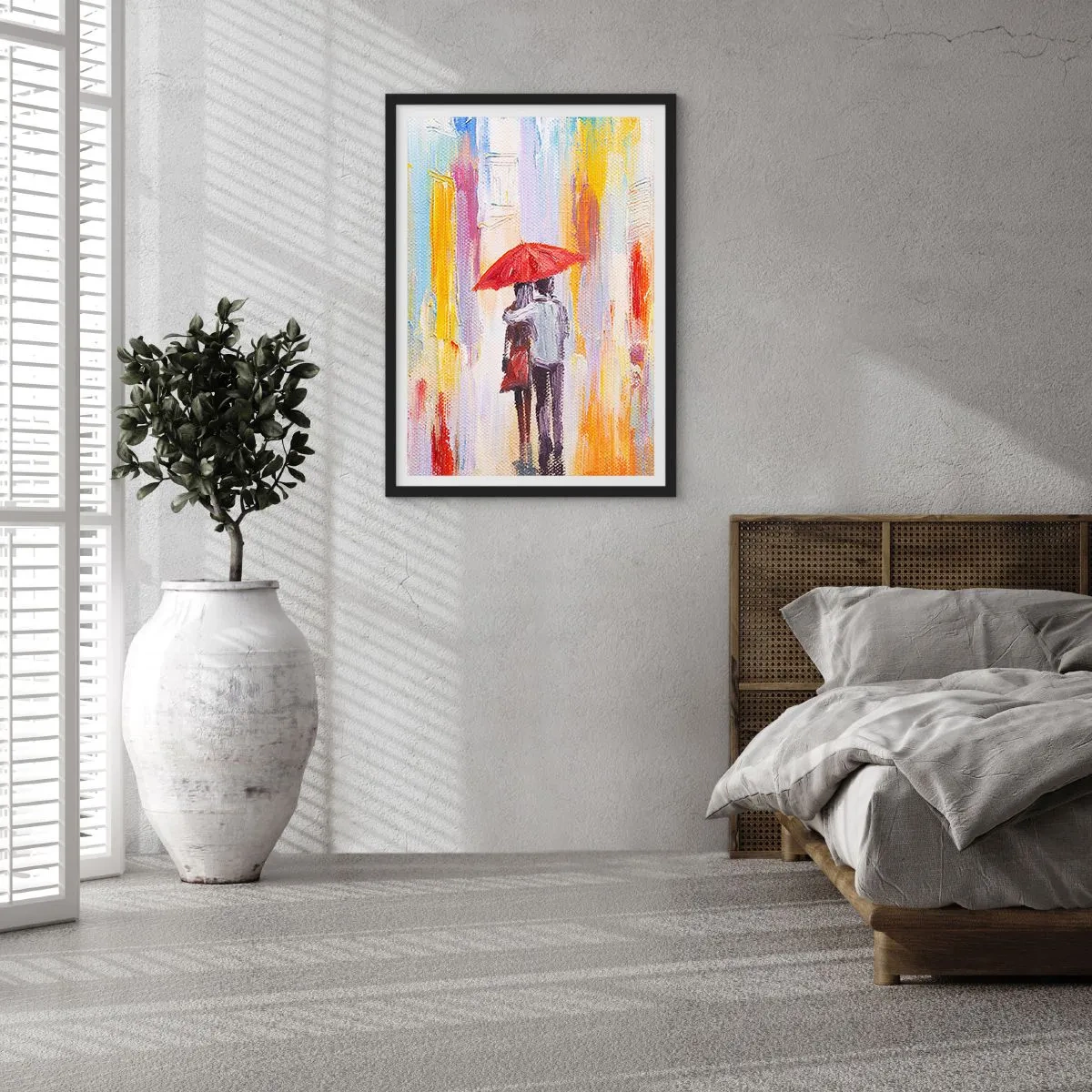 Affiche dans un cadre noir - Poster - Une scène romantique avec un couple sous un parapluie rouge sur fond de ville. - 50x70cm - Qu'il pleuve encore - Décoration murale moderne pour le salon et la chambre ARTTOR