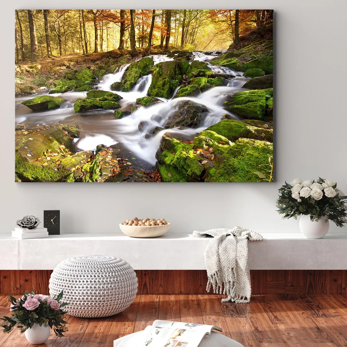 Impression sur toile - Image sur toile - Un paysage boisé avec une cascade entourée de mousse - 70x50cm - Rapidement à travers la forêt d'automne - Décoration murale moderne pour le salon et la chambre ARTTOR
