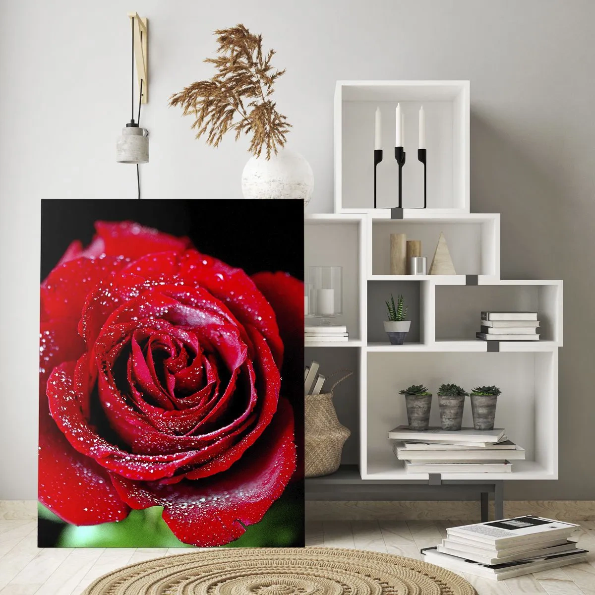 Impression sur verre - Image sur verre - Une rose rouge couverte de gouttes de rosée sur un fond sombre - 50x70cm - C'est ça l'amour - Décoration murale moderne pour le salon et la chambre ARTTOR