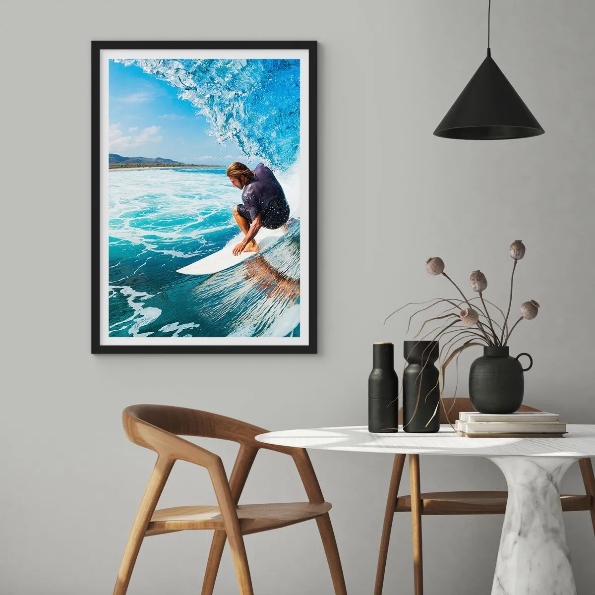 Affiche dans un cadre noir - Poster - Un surfeur dans une bouée sur fond d'océan bleu - 50x70cm - Danse avec les vagues - Décoration murale moderne pour le salon et la chambre ARTTOR