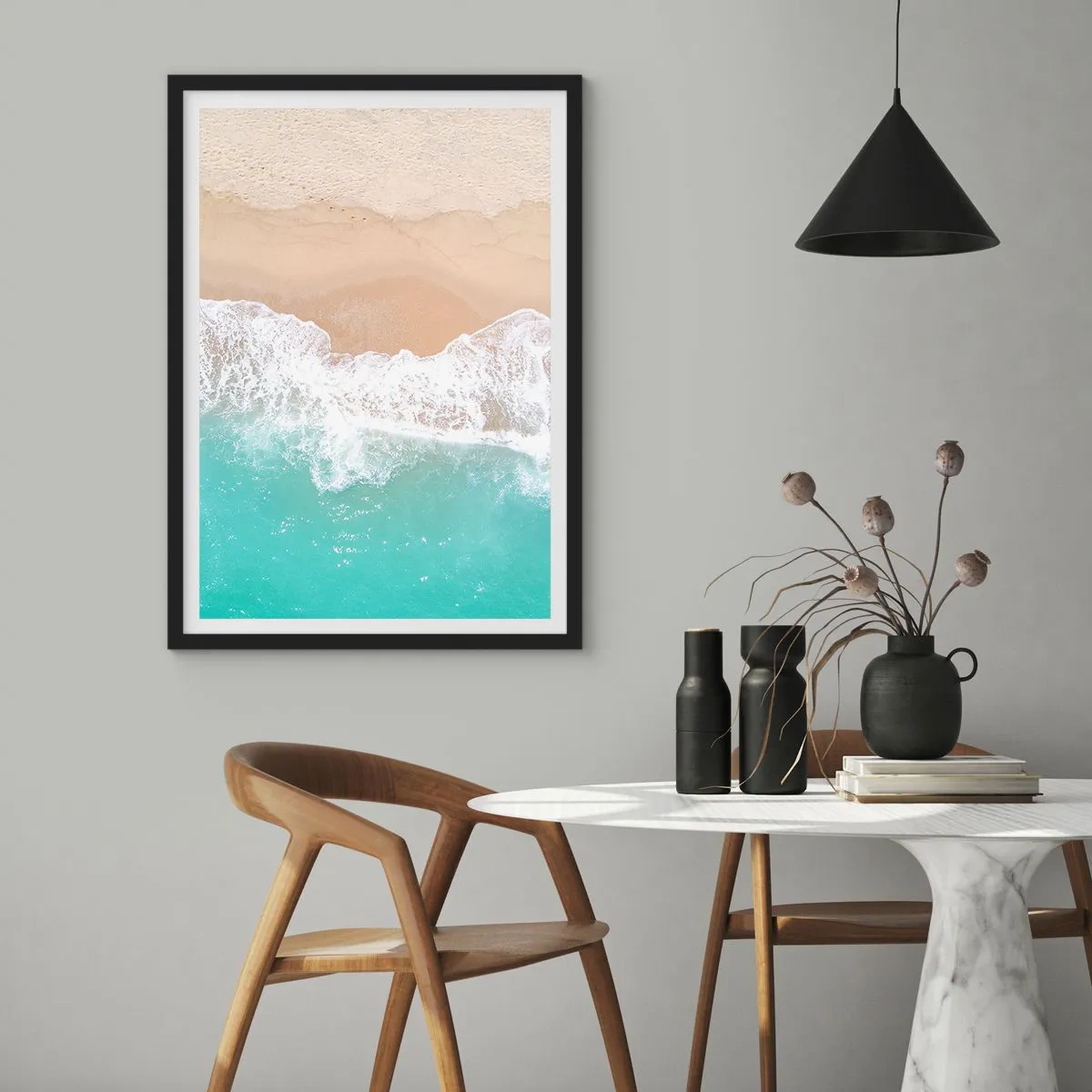 Affiche dans un cadre noir - Poster - Une plage avec vue sur les vagues de la mer et le sable doré - 50x70cm - Caresse de l'océan - Décoration murale moderne pour le salon et la chambre ARTTOR