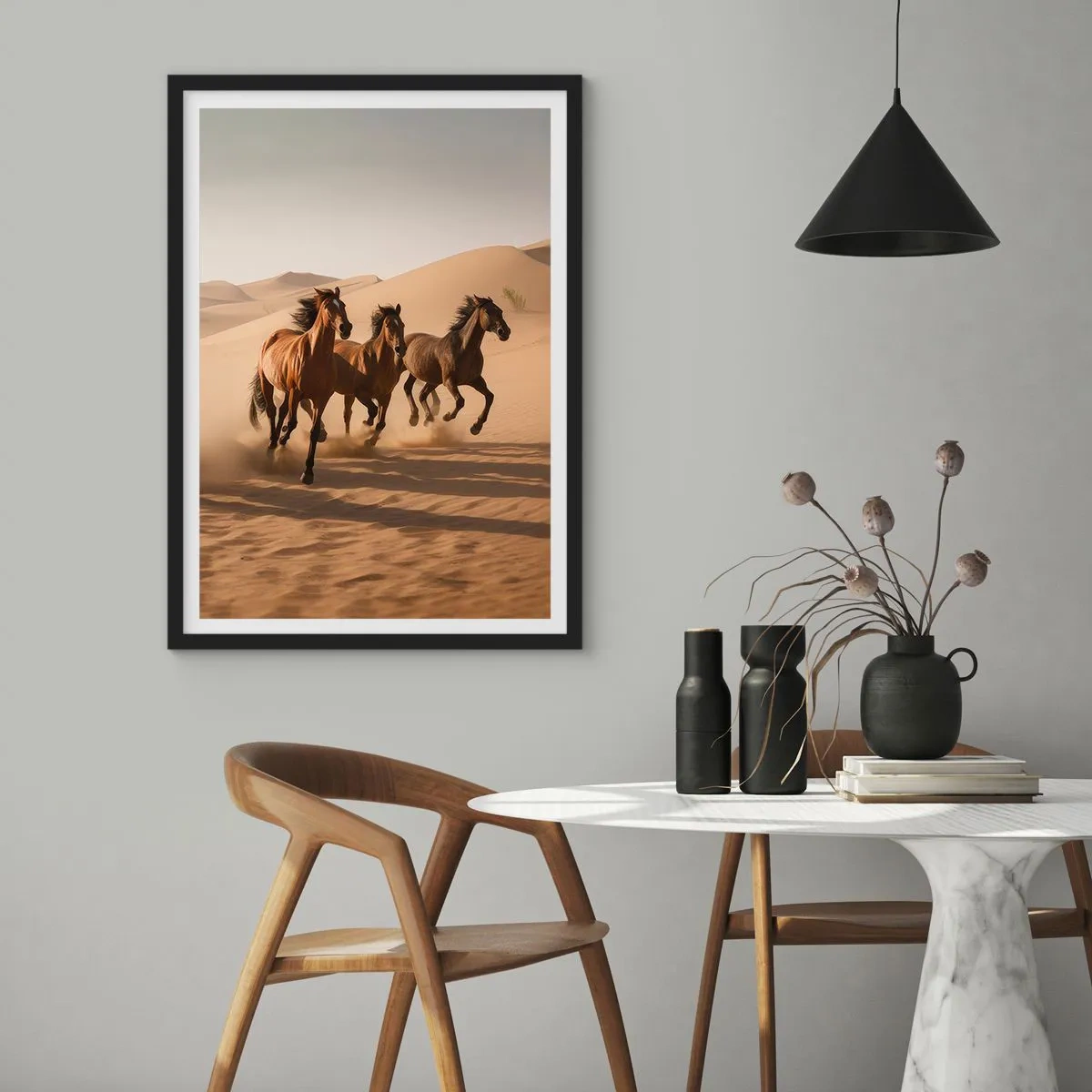 Affiche dans un cadre noir - Poster - Chevaux galopant dans le désert dans la chaude lumière du coucher de soleil - 50x70cm - Libre comme le vent - Décoration murale moderne pour le salon et la chambre ARTTOR