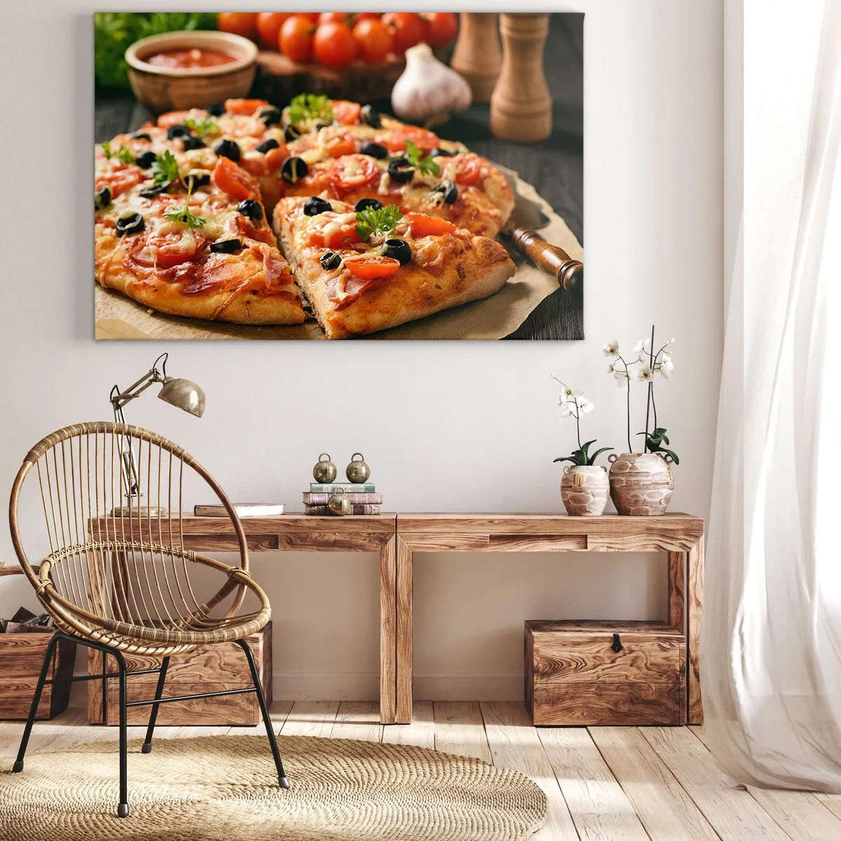 Impression sur toile - Image sur toile - Pizza aux tomates, olives et herbes fraîches sur la table - 120x80cm - Tu t'en es encore tiré - Décoration murale moderne pour le salon et la chambre ARTTOR