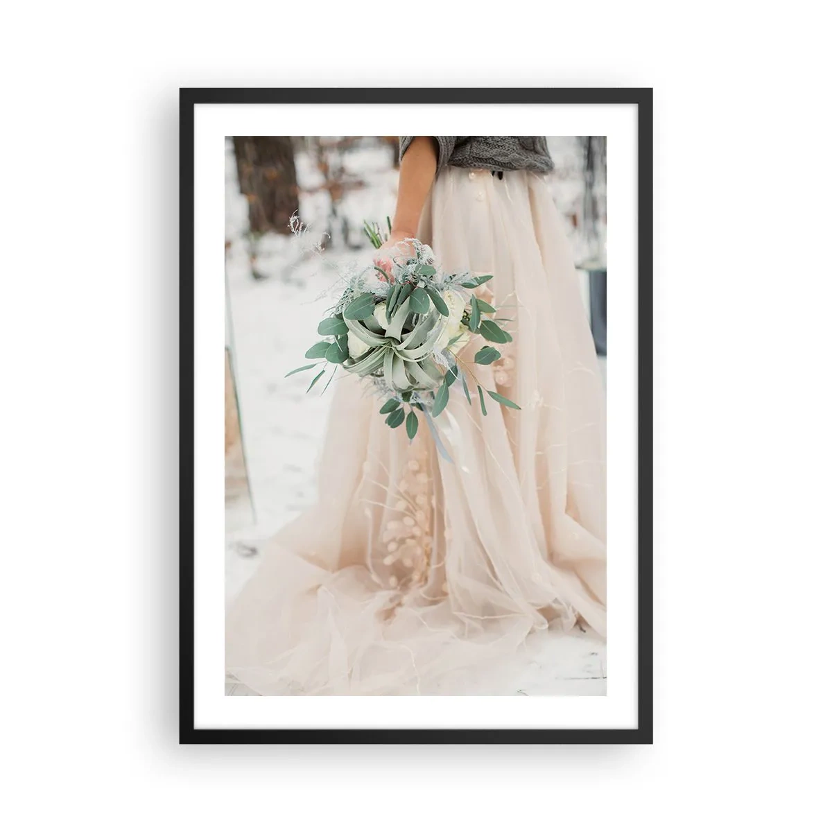 Affiche dans un cadre noir - Poster - Une mariée en robe beige tenant un bouquet dans la neige - 50x70cm - Et il vécurent longtemps et heureux - Décoration murale moderne pour le salon et la chambre ARTTOR