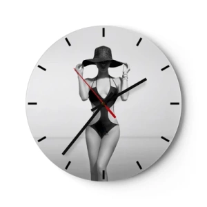 Horloge murale - Pendule murale - Une femme en maillot de bain noir et chapeau contre la mer - 30x30cm - Mon prénom? Élégance - Décoration murale moderne pour le salon, la cuisine et la chambre ARTTOR