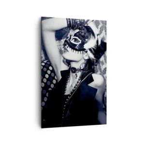Impression sur toile - Image sur toile - Une femme portant un masque vénitien sur un fond de motifs ornés. - 80x120cm - Décorations, ornements, motifs… - Décoration murale moderne pour le salon et la chambre ARTTOR