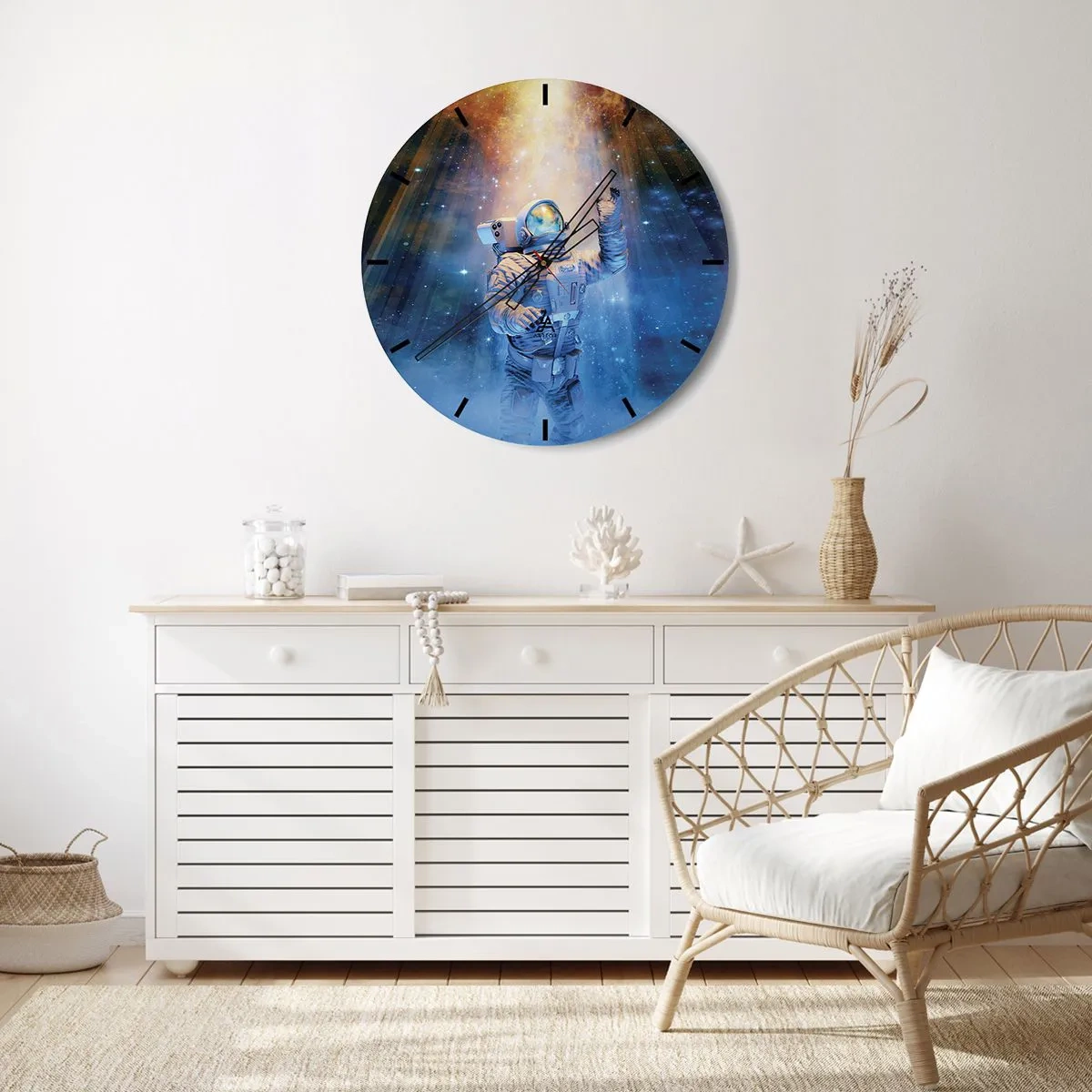 Horloge murale - Pendule murale - Un astronaute dérivant dans l'espace à la lumière des étoiles - 30x30cm - Enfin arrivé - Décoration murale moderne pour le salon, la cuisine et la chambre ARTTOR