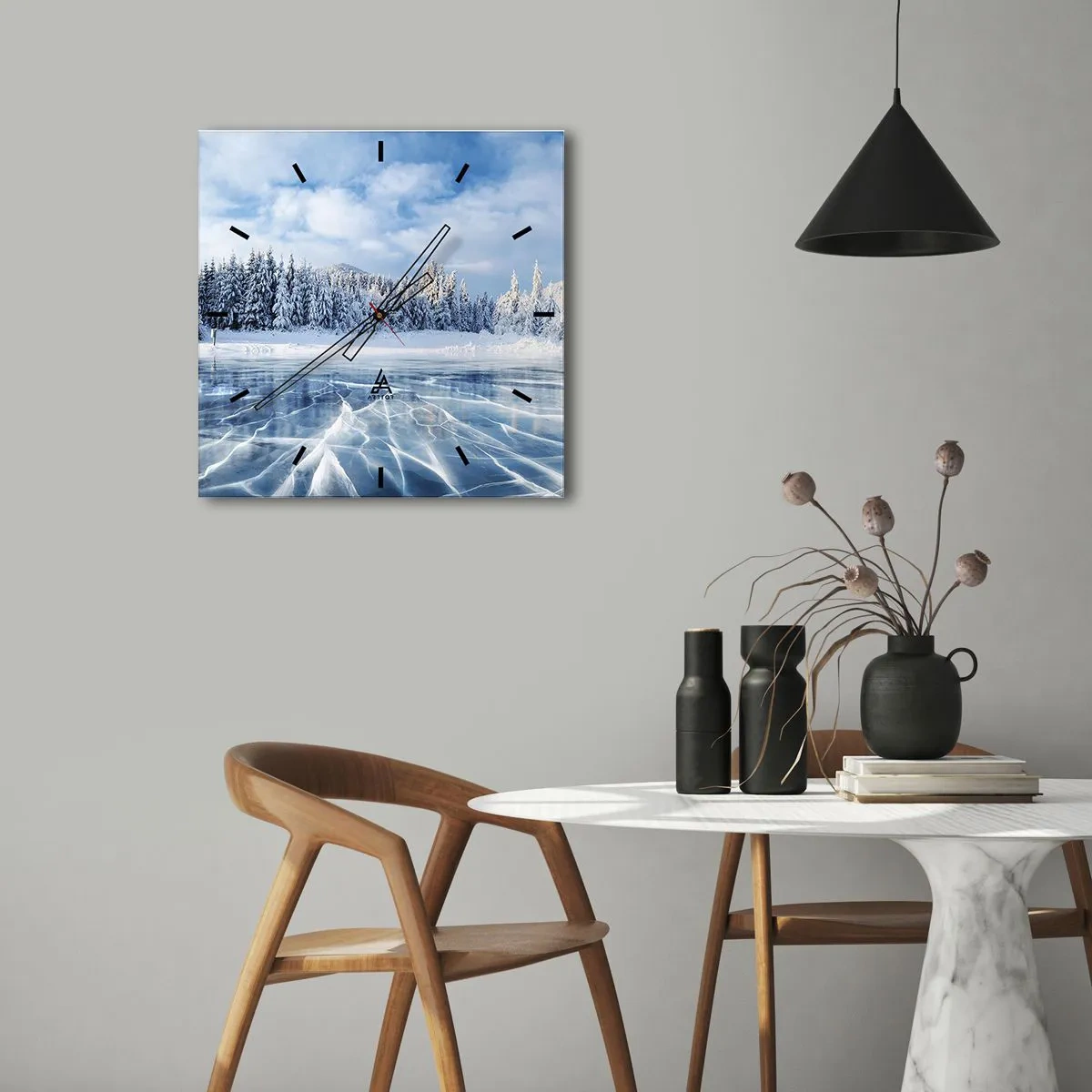 Horloge murale - Pendule murale - Un lac gelé entouré d'une forêt enneigée - 30x30cm - Vue éblouissante et cristalline - Décoration murale moderne pour le salon et la chambre ARTTOR