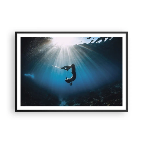 Affiche dans un cadre noir - Poster - Un plongeur flottant dans un faisceau de lumière sous l'eau - 100x70cm - Dans sous-marine - Décoration murale moderne pour le salon et la chambre ARTTOR