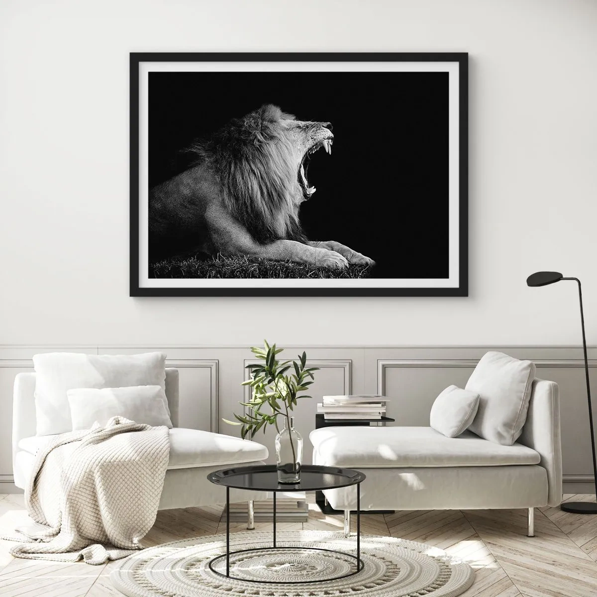 Affiche dans un cadre noir - Poster - Un lion rugissant sur fond noir dans des tons noir et blanc - 100x70cm - Sans aucun doute - Décoration murale moderne pour le salon et la chambre ARTTOR