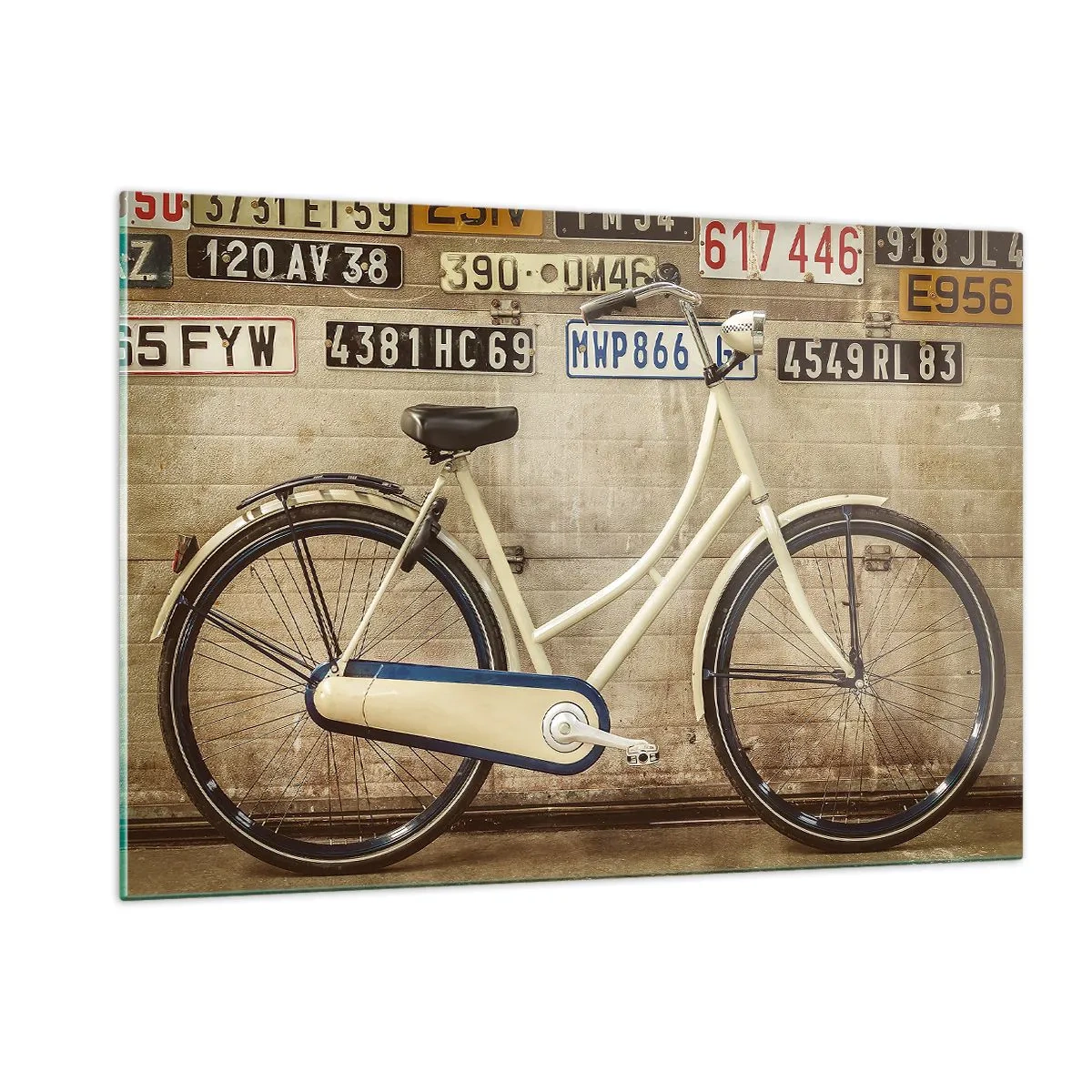 Impression sur verre - Image sur verre - Un vieux vélo contre un mur avec des plaques d'immatriculation - 120x80cm - Pas de complexes - Décoration murale moderne pour le salon et la chambre ARTTOR
