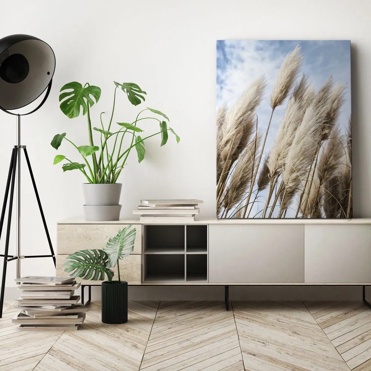 Impression sur toile - Image sur toile - Herbes de pampa délicates contre un ciel bleu avec des nuages légers - 80x120cm - Caresse ensoleillée et venteuse - Décoration murale moderne pour le salon et la chambre ARTTOR