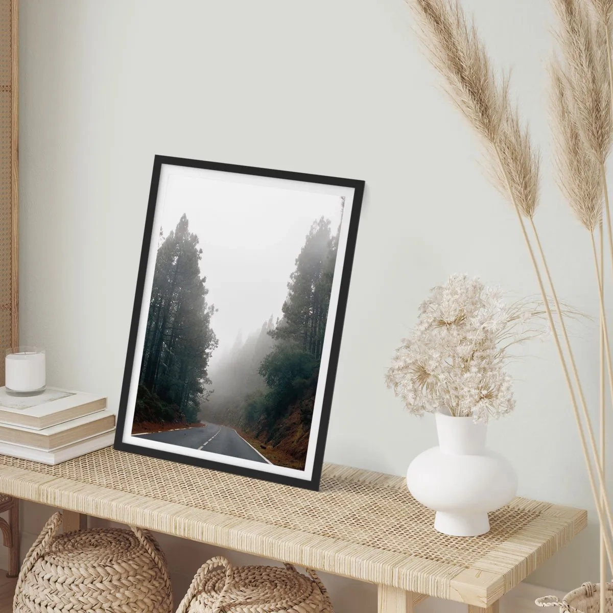 Affiche dans un cadre noir - Poster - Une route sinueuse parmi les arbres enveloppée de brouillard - 50x70cm - Conte de la forêt magique - Décoration murale moderne pour le salon et la chambre ARTTOR