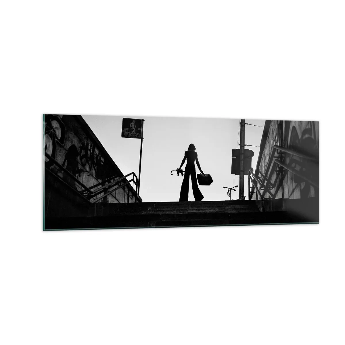 Impression sur verre - Image sur verre - Une figure de femme dans les escaliers en noir et blanc avec une atmosphère dynamique - 140x50cm - Pèlerinage urbain - Décoration murale moderne pour le salon et la chambre ARTTOR