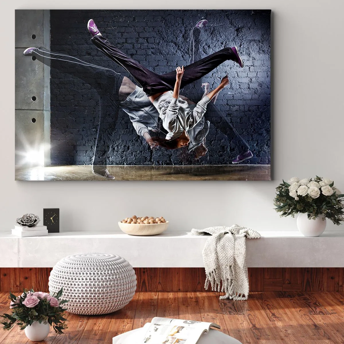 Impression sur toile - Image sur toile - Un danseur effectuant un saut dynamique contre un mur de briques - 100x70cm - Étoile de la rue - Décoration murale moderne pour le salon et la chambre ARTTOR