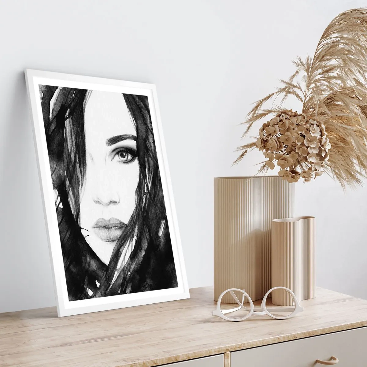 Affiche dans un cadre blanc - Poster - Portrait d'une dame en noir et blanc - 40x50 cm