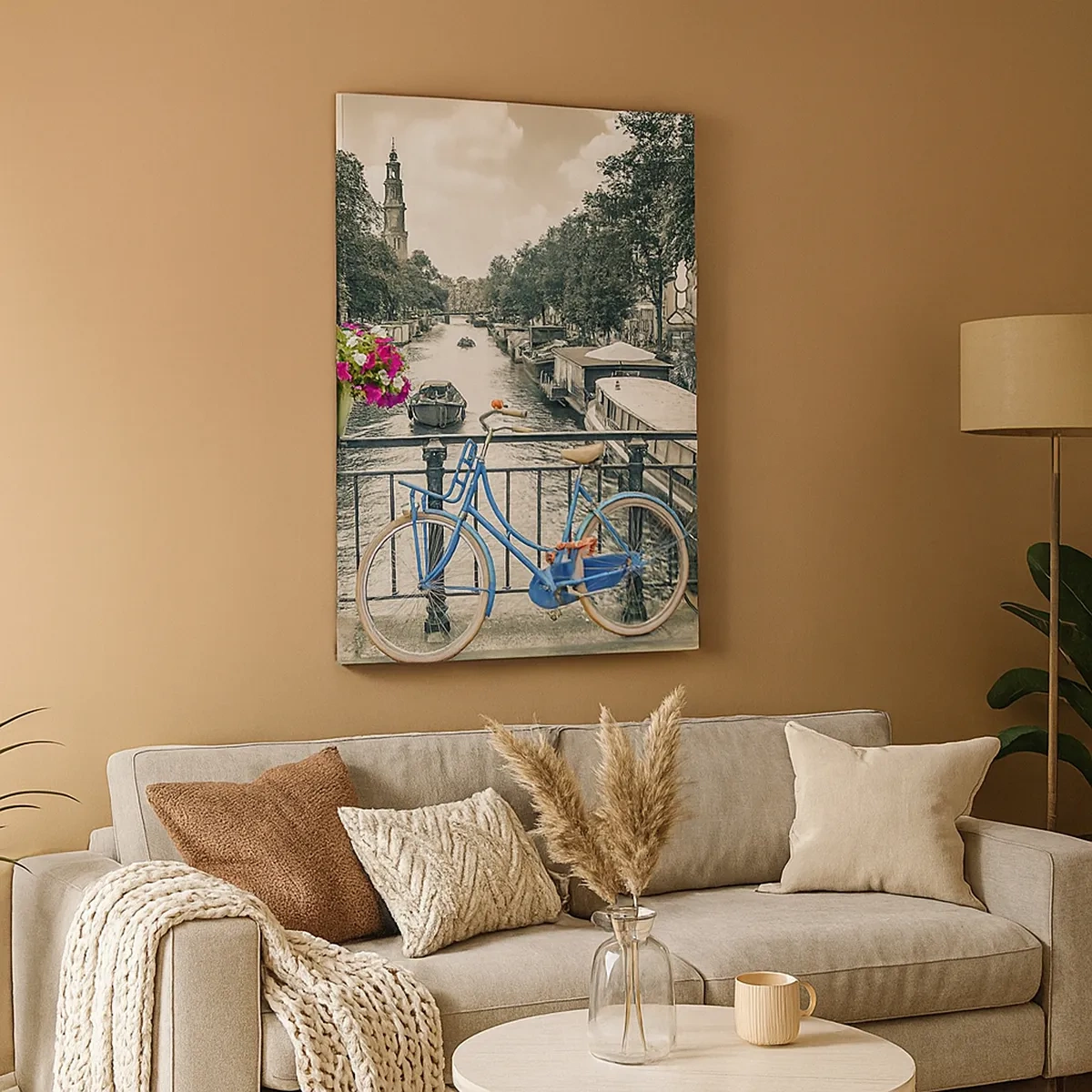 Impression sur toile - Image sur toile - Un pont avec des vélos et des fleurs sur un canal à Amsterdam - 50x70cm - Couleurs de rue d'Amsterdam - Décoration murale moderne pour le salon et la chambre ARTTOR